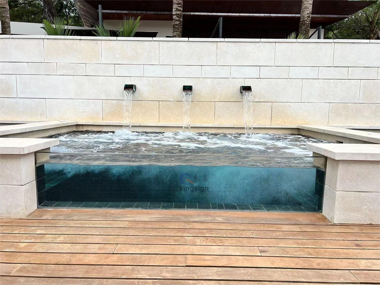 De ce se folosește foaia acrilică în loc de sticlă ca ferestre de piscină?